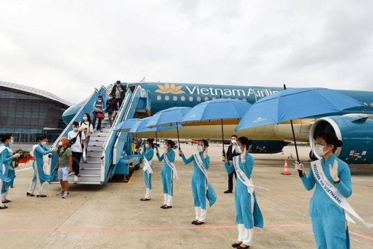 Những du khách đầu tiên đến Việt Nam sau khi mở cửa lại thị trường quốc tế 