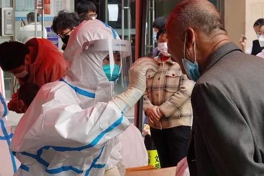 37 triệu dân bị phong tỏa, người già ngại tiêm vắc xin: Trung Quốc sẽ tiếp tục chống dịch như thế nào?