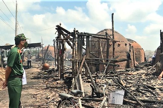 Cháy Hợp tác xã hầm than ở Cà Mau, thiêu rụi nhiều nhà dân