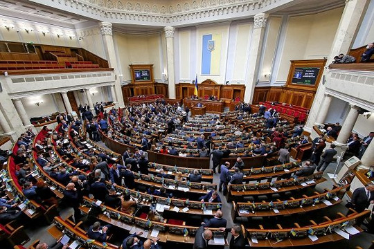 Ukraine đình chỉ hoạt động 11 chính đảng đối lập