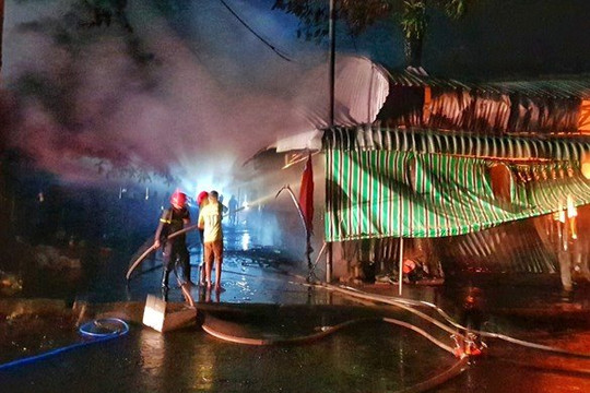 An Giang: Cháy 40 ki ốt tại Trung tâm thương mại thị trấn Cái Dầu 