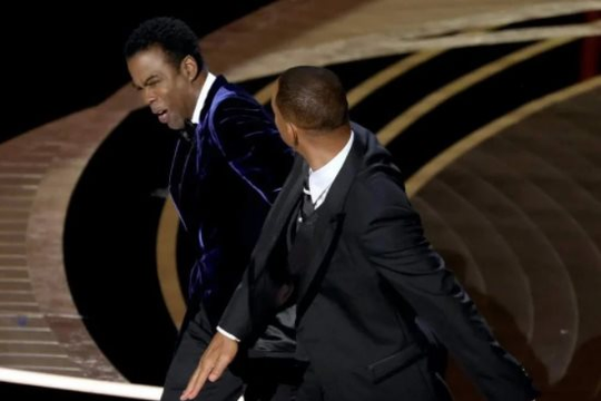 Will Smith gây sốc khi tát Chris Rock ngay trên sân khấu Oscar 2022
