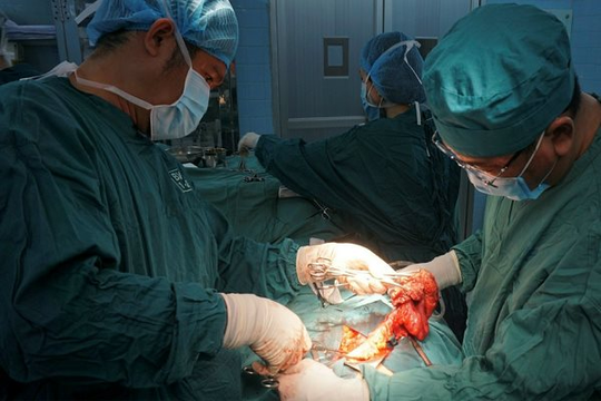 Bệnh nhân ung thư cổ tử cung bị cắt bọng đái vẫn tiểu tiện được qua “chỗ ấy”