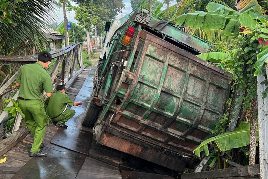 Cần Thơ: Xe rác đi nhầm đường làm sập cầu