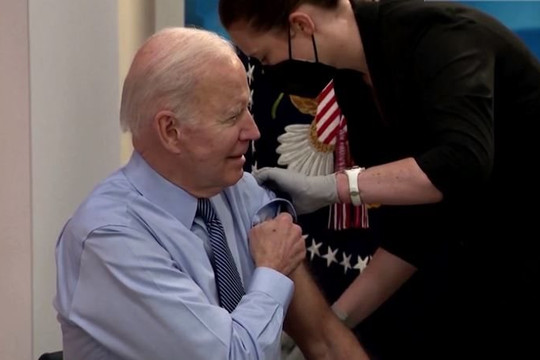 Ông Biden tiêm mũi vắc xin Pfizer thứ 4, tìm tài trợ khi chính phủ Mỹ cạn kinh phí chống COVID-19