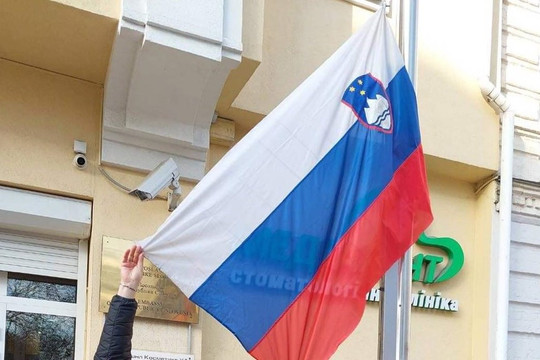 Đại sứ quán Slovenia bị cảnh sát Ukraine yêu cầu hạ quốc kỳ vì trông giống cờ Nga
