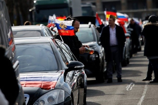 Chuyện lạ: Hàng trăm ô tô diễu hành ủng hộ Nga ngay giữa Berlin