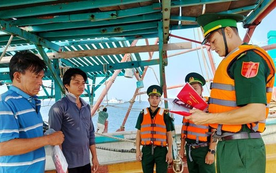 Biên phòng Kiên Giang tuyên truyền cho người dân chung tay chống khai thác thủy, hải sản bất hợp pháp 