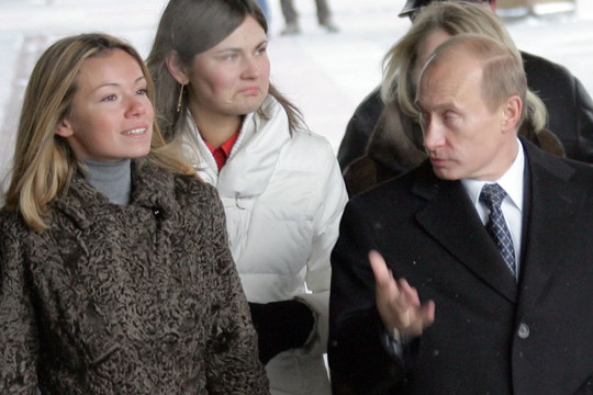 Phương Tây lên kế hoạch trừng phạt 2 con gái Tổng thống Putin để lấy tiếng vang, Điện Kremlin nói gì?