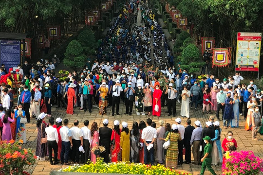 Video: Hàng ngàn người dân TP.HCM dâng hương các vua Hùng