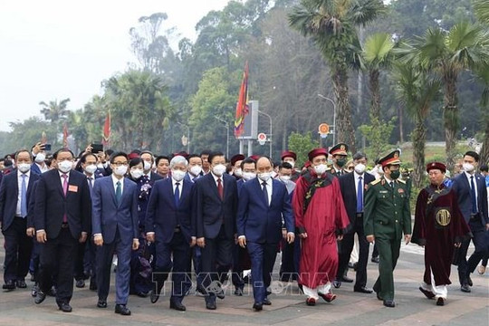 Chủ tịch nước Nguyễn Xuân Phúc dâng hương tưởng nhớ các Vua Hùng