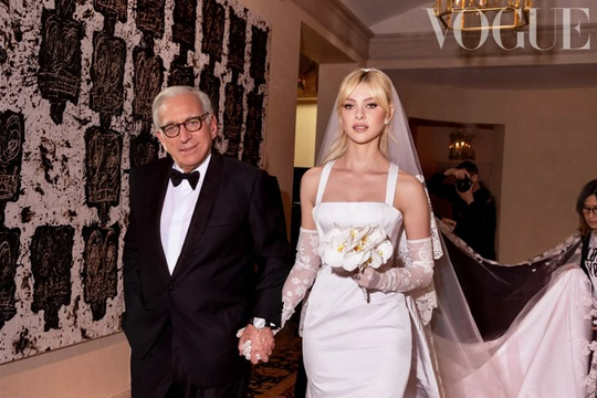 Bộ váy ‘gây kinh ngạc’ trong đám cưới con gái tỷ phú Mỹ và con trai David Beckham