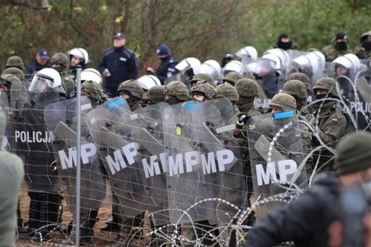 Giữa khủng hoảng Ukraine, xuất hiện nổ súng ở biên giới Belarus – Ba Lan