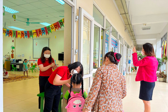 Hà Nội: Đón trẻ mầm non ngày đầu quay trở lại trường học trực tiếp