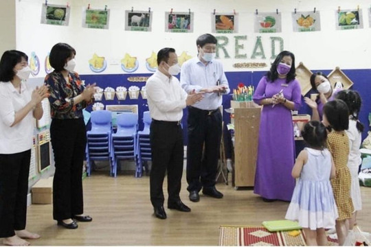 Trường học lên tiếng về việc Giám đốc Sở GD-ĐT Hà Nội đi giày vào lớp học mầm non