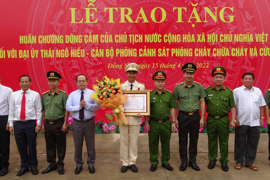 Trao tặng Huân chương Dũng cảm cho đại úy Thái Ngô Hiếu