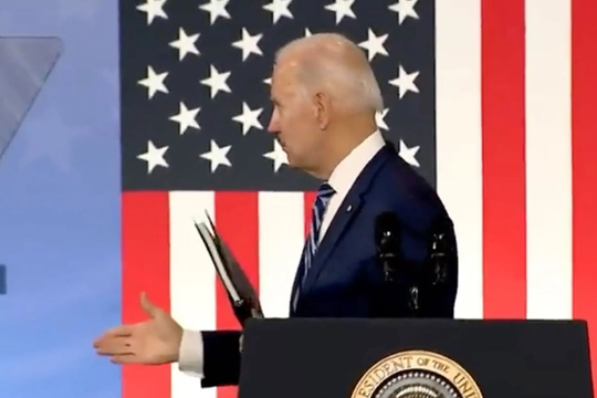 Tổng thống Mỹ gây sốc khi bắt tay với "người vô hình"
