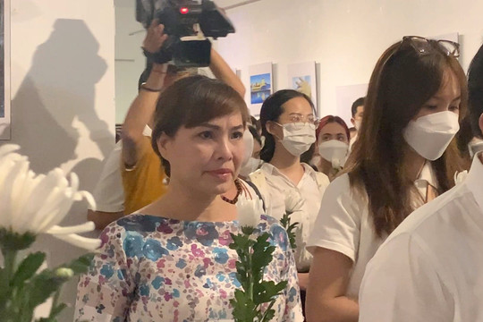 Video: Xúc động lễ tưởng niệm đồng bào bị mất bởi COVID-19 tại triển lãm của Trần Thế Phong