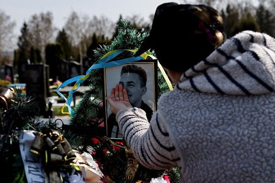 Người dân Ukraine bất chấp bom mìn đi viếng mộ