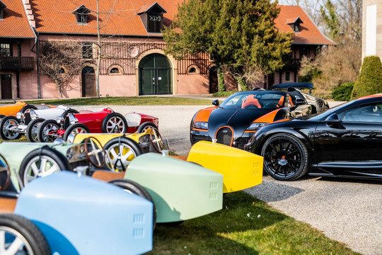 Khách hàng VIP đặt mua cùng lúc 8 chiếc Bugatti