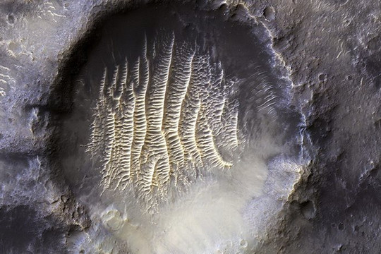 NASA công bố hình ảnh miệng hố kỳ lạ trên sao Hỏa