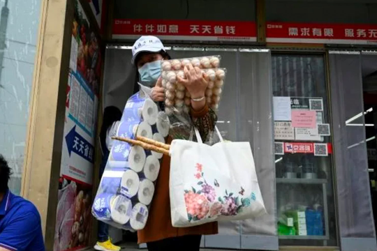 Lo sợ bị phong toả, người dân Bắc Kinh đổ xô mua đồ tích trữ 