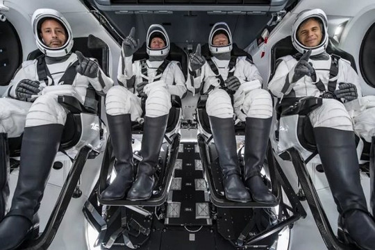 Phi hành đoàn dân sự đầu tiên quay trở lại Trái đất từ trạm ISS