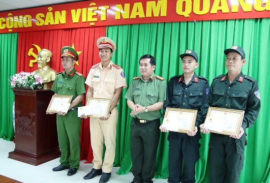Đại tá Đinh Văn Nơi trao giấy khen đột xuất cho 4 cán bộ cứu người bị nạn