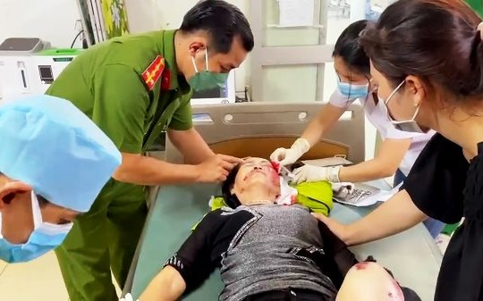 An Giang: Đại tá Đinh Văn Nơi biểu dương 4 cán bộ cứu người bị nạn