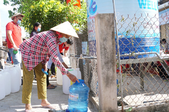 20.000 người dân ven biển Bến Tre được tặng 12.000 lít nước sạch mỗi ngày