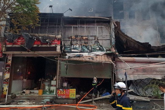 Hà Nội: Cháy lớn ở phố Nguyễn Hoàng, 5 cửa hàng bị thiêu rụi
