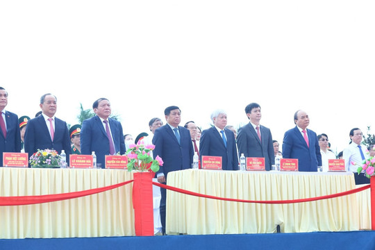 Chủ tịch nước dự Lễ thượng cờ Thống nhất non sông tại Hiền Lương-Bến Hải