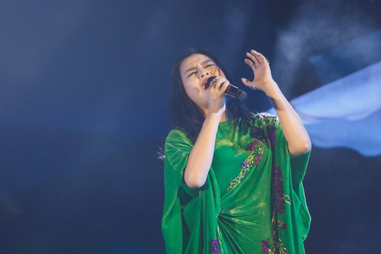 Video: Thanh Lam dầm mưa hát nhạc Trịnh trước 6.000 khán giả Hội An
