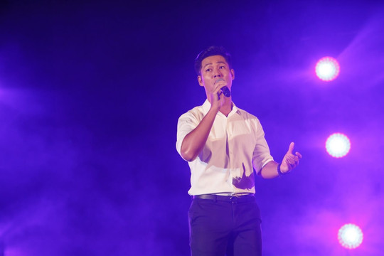 VIDEO: Đức Tuấn hát nhạc Trịnh không nhạc đệm trước khán giả Hội An
