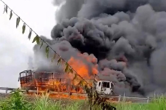 Đã khống chế được đám cháy từ xe chở nhớt tại cao tốc Trung Lương