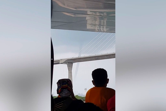 Thót tim khoảnh khắc vòi rồng di chuyển gần cầu đường bộ ở Philippines