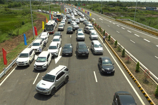 Đường cao tốc Trung Lương - Mỹ Thuận đã thông xe, nhà thầu nợ hàng chục tỉ đồng