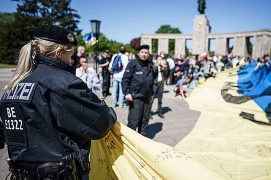 Cảnh sát Đức tịch thu lá cờ Ukraine dưới đài tưởng niệm những người lính Xô Viết, Kyiv phẫn nộ