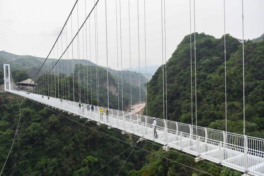 Hàng loạt hãng thông tấn nước ngoài đưa tin về cây cầu kính dài nhất Việt Nam