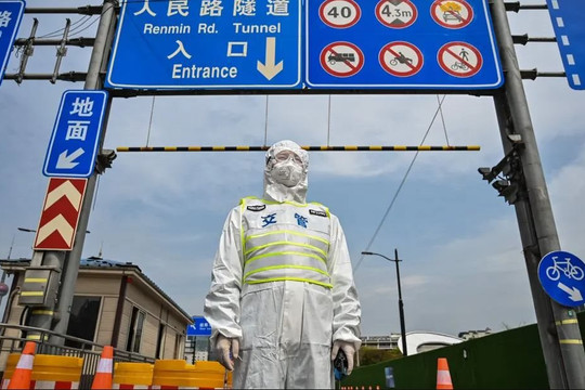 Phong tỏa khắc nghiệt ở Thượng Hải, dân sợ không có kết thúc, chuyên gia nói câu giờ để tiêm vắc xin