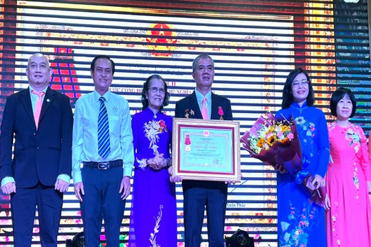 TP.HCM: Hội Chữ thập đỏ Bệnh viện Hùng Vương nhận Huân chương Lao động hạng 3
