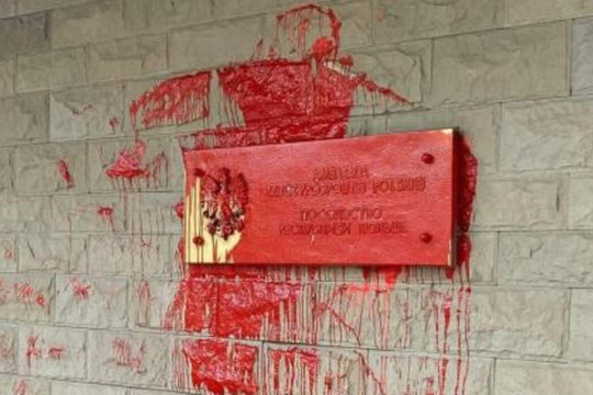 Ba Lan đòi Nga điều tra vụ 3 người không rõ mặt tạt sơn đỏ trước cổng đại sứ quán