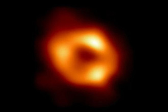 Lần đầu tiên chụp được lỗ đen siêu lớn ở Dải Ngân hà
