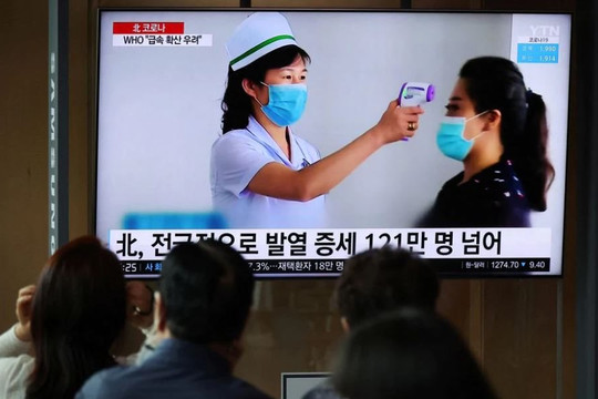 Gần 2 triệu người bị sốt, Triều Tiên đẩy mạnh sản xuất thuốc và vật tư y tế chống COVID-19