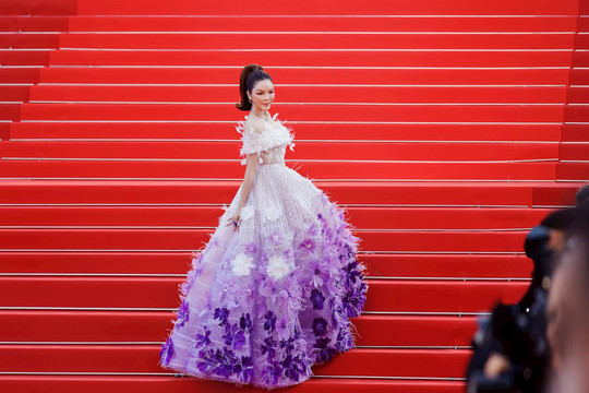 Lý Nhã Kỳ hóa công chúa trên thảm đỏ Cannes
