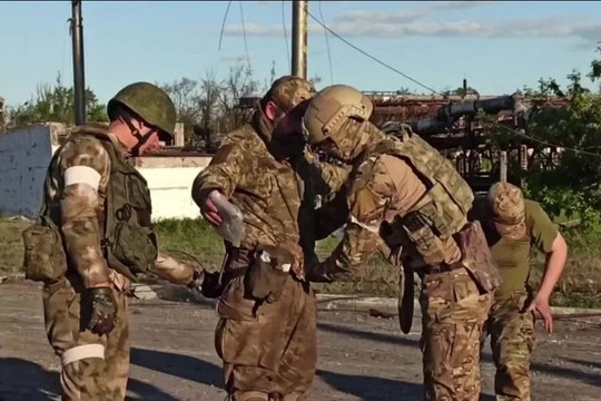 Một ngày sau khi tuyên bố tử thủ, toàn bộ tàn quân Ukraine tại Mariupol đã đầu hàng