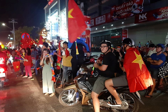 An Giang: Người dân tràn xuống đường ăn mừng tuyển bóng đá nam vô địch Sea Games