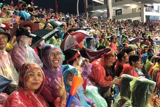 Hàng nghìn người hâm mộ đội mưa cổ vũ U23 Việt Nam