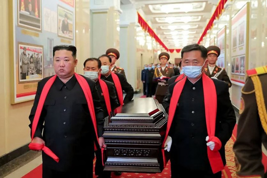 Ông Kim Jong-un bỏ khẩu trang, khiêng quan tài nguyên soái Triều Tiên giữa đợt dịch COVID-19
