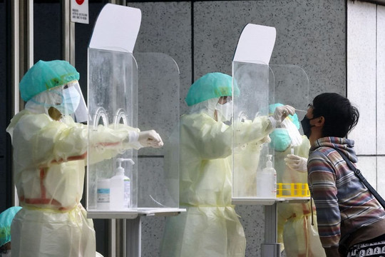 Bỏ Zero COVID sống cùng vi rút, Đài Loan chấp nhận làn sóng nhiễm SARS-CoV-2 kỷ lục và tử vong tăng